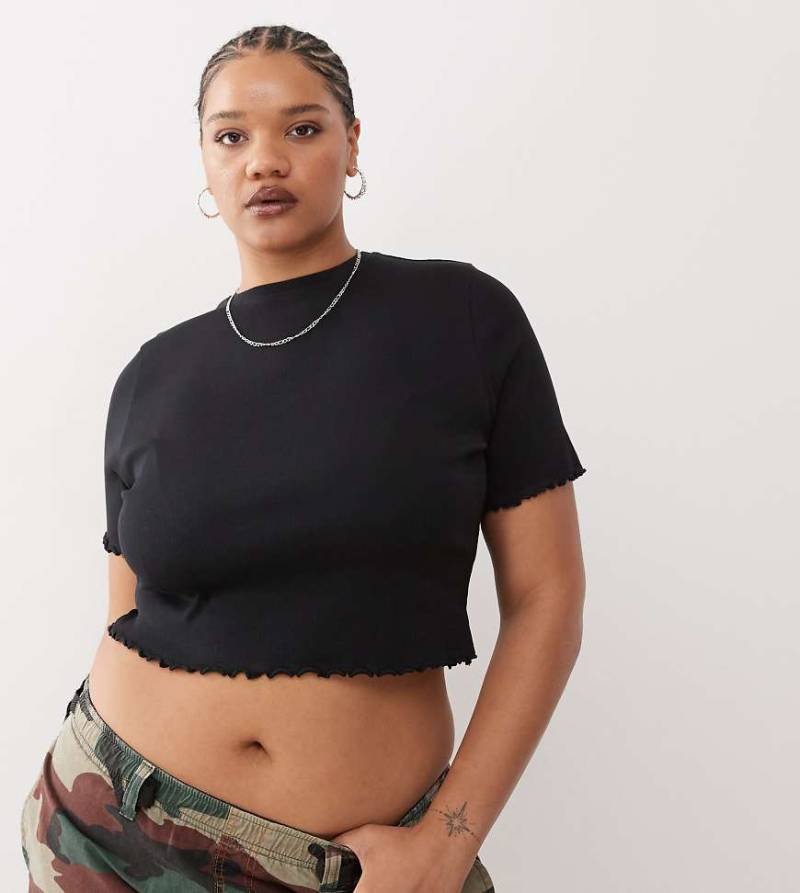 COLLUSION Plus - Geripptes T-Shirt in Schwarz mit Kräuselsaum von Collusion