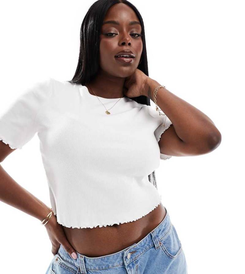 COLLUSION Plus - Geripptes T-Shirt in Weiß mit Kräuselsaum von Collusion