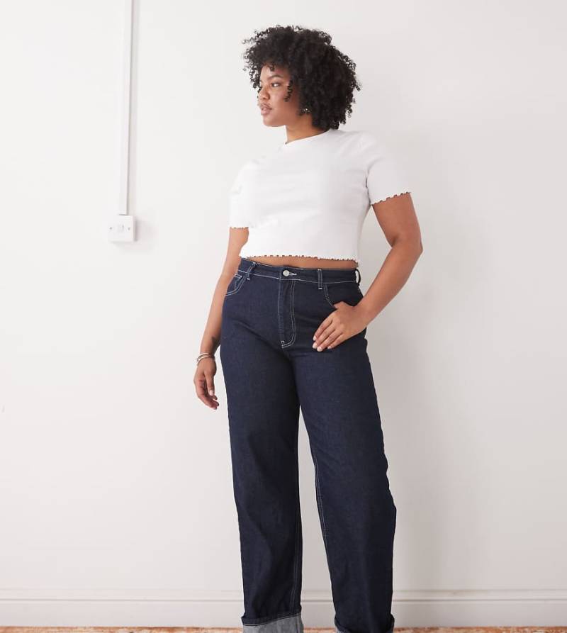 COLLUSION Plus - Geripptes T-Shirt in Weiß mit Kräuselsaum von Collusion