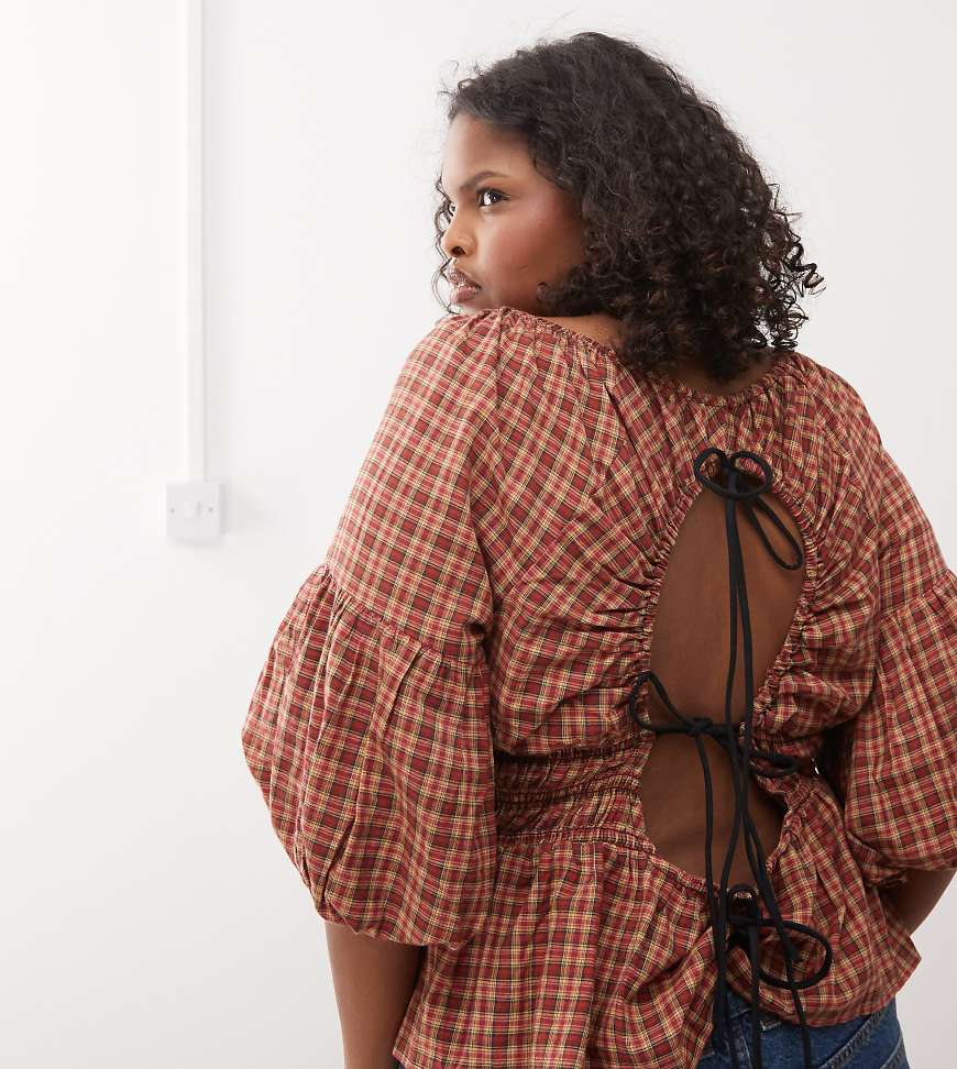 COLLUSION Plus - Gesmoktes Oberteil mit Ballonärmeln und rotem Karomuster von Collusion