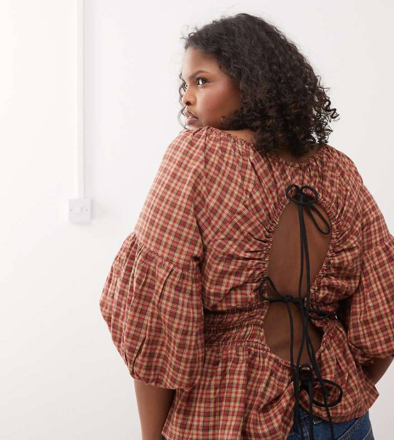 COLLUSION Plus - Gesmoktes Oberteil mit Ballonärmeln und rotem Karomuster von Collusion