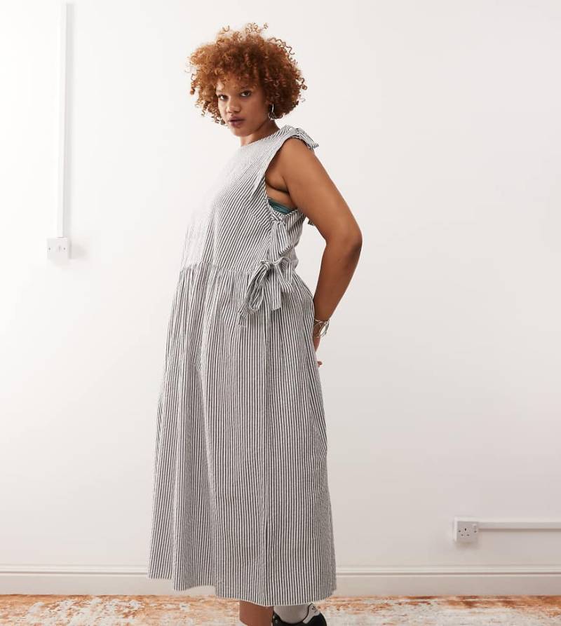 COLLUSION Plus - Gestreiftes Midikleid in Grau und Weiß mit Wickel- und Bindedetail von Collusion