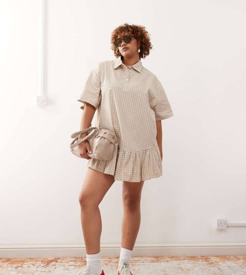 COLLUSION Plus - Hemdkleid mit plissiertem Rock und neutralem Karomuster von Collusion