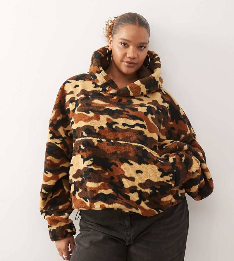 COLLUSION Plus - Kapuzenpullover aus Teddyfell mit Military-Muster-Grün von Collusion