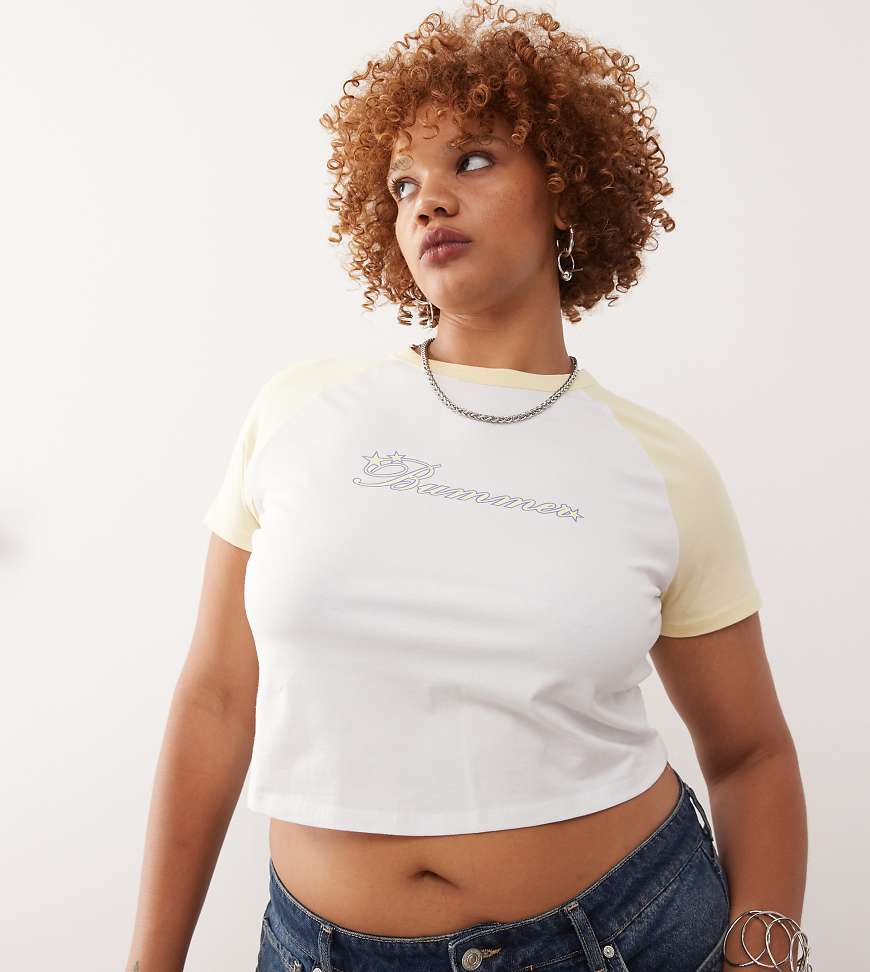 COLLUSION Plus - Knapp geschnittenes T-Shirt mit Raglanärmeln und Grafik-Weiß von Collusion