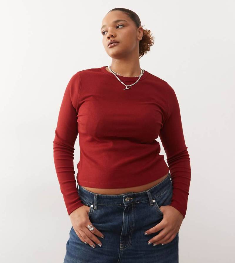 COLLUSION Plus - Langärmliges, figurbetontes T-Shirt in Burgunderrot von Collusion