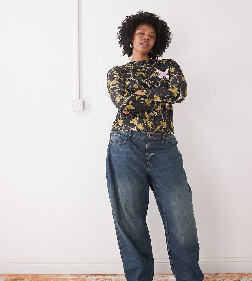 COLLUSION Plus - Langärmliges Oberteil aus Airtex-Material mit Military-Muster-Grün von Collusion