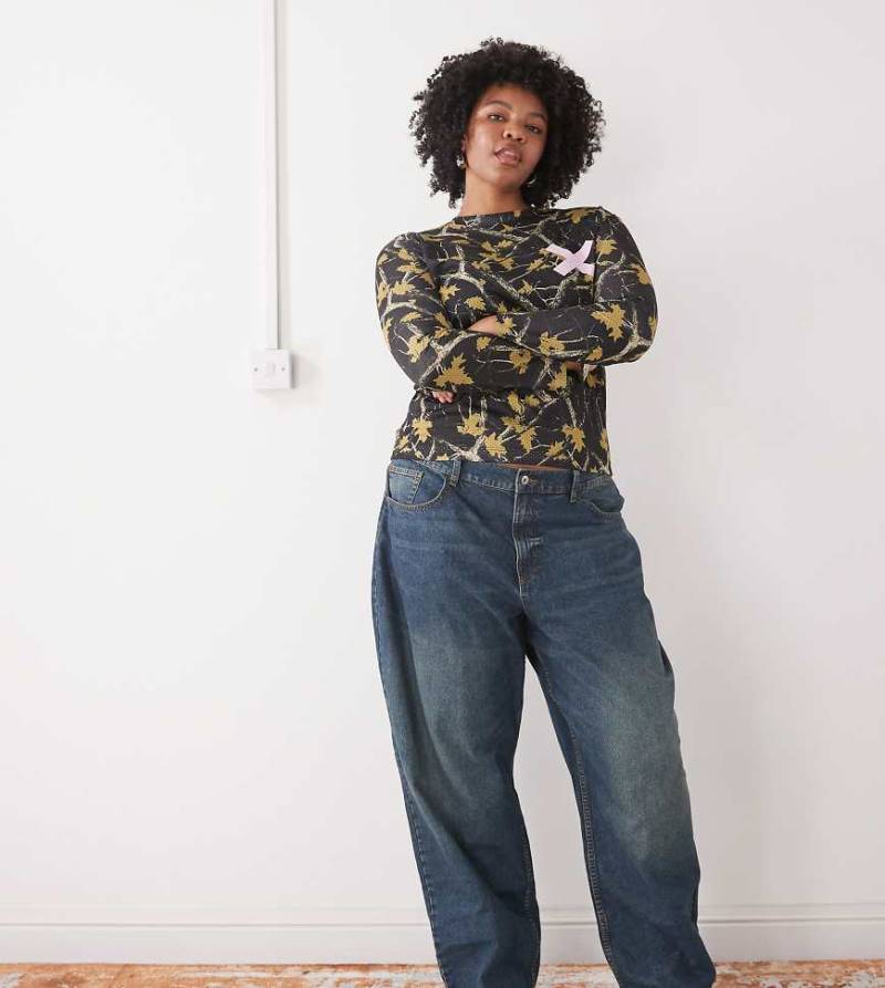 COLLUSION Plus - Langärmliges Oberteil aus Airtex-Material mit Military-Muster-Grün von Collusion