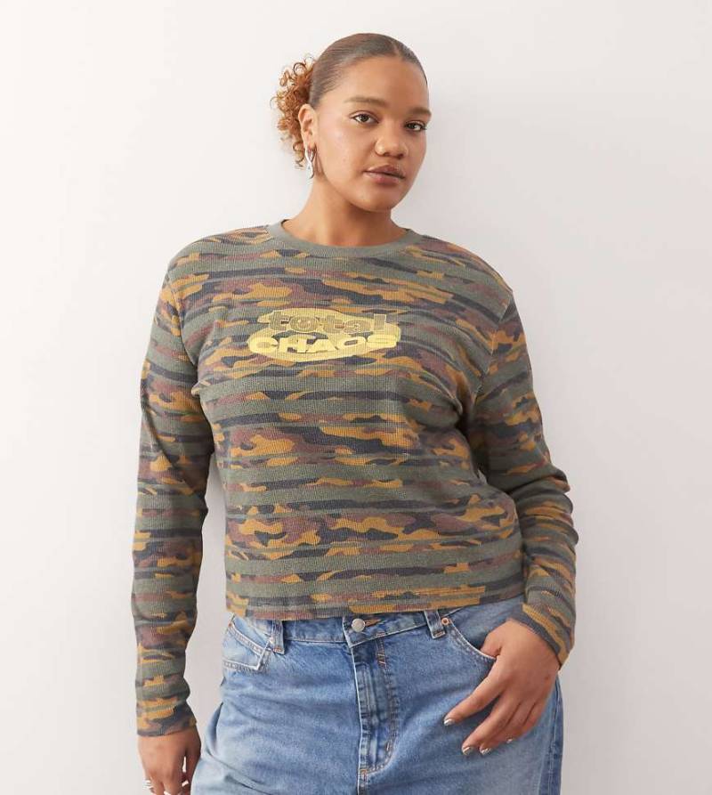 COLLUSION Plus - Langärmliges Oberteil mit Military-Muster und Waffelstruktur-Grün von Collusion