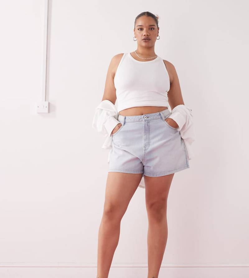 COLLUSION Plus - Locker sitzende Jeansshorts in heller Waschung-Blau von Collusion