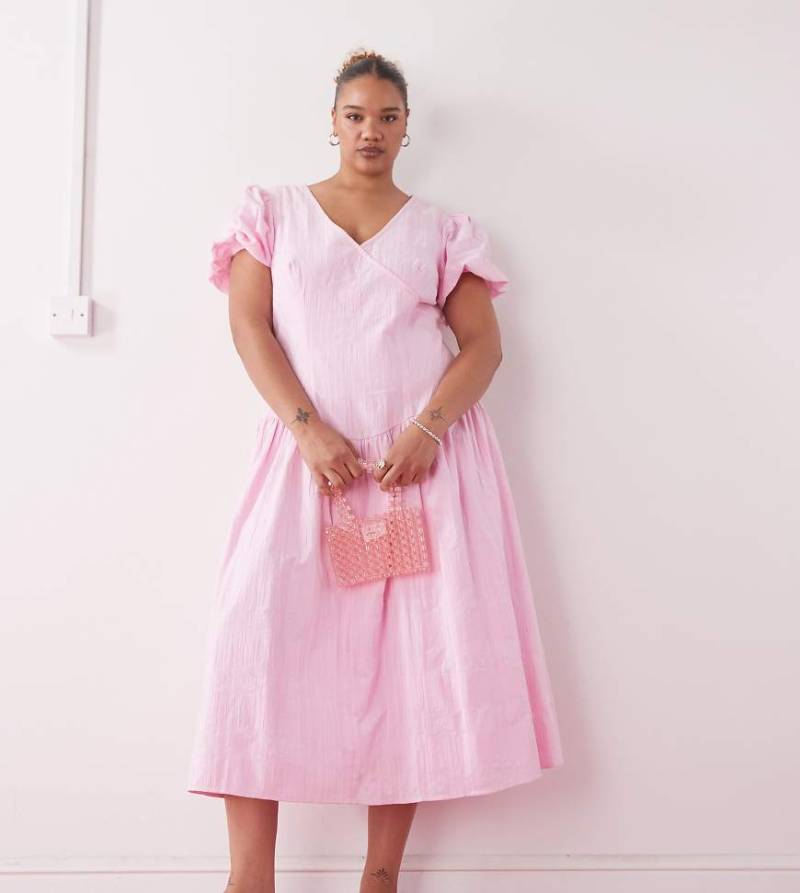 COLLUSION Plus - Maxikleid in Rosa mit tief angesetzter Taille und Puffärmeln von Collusion