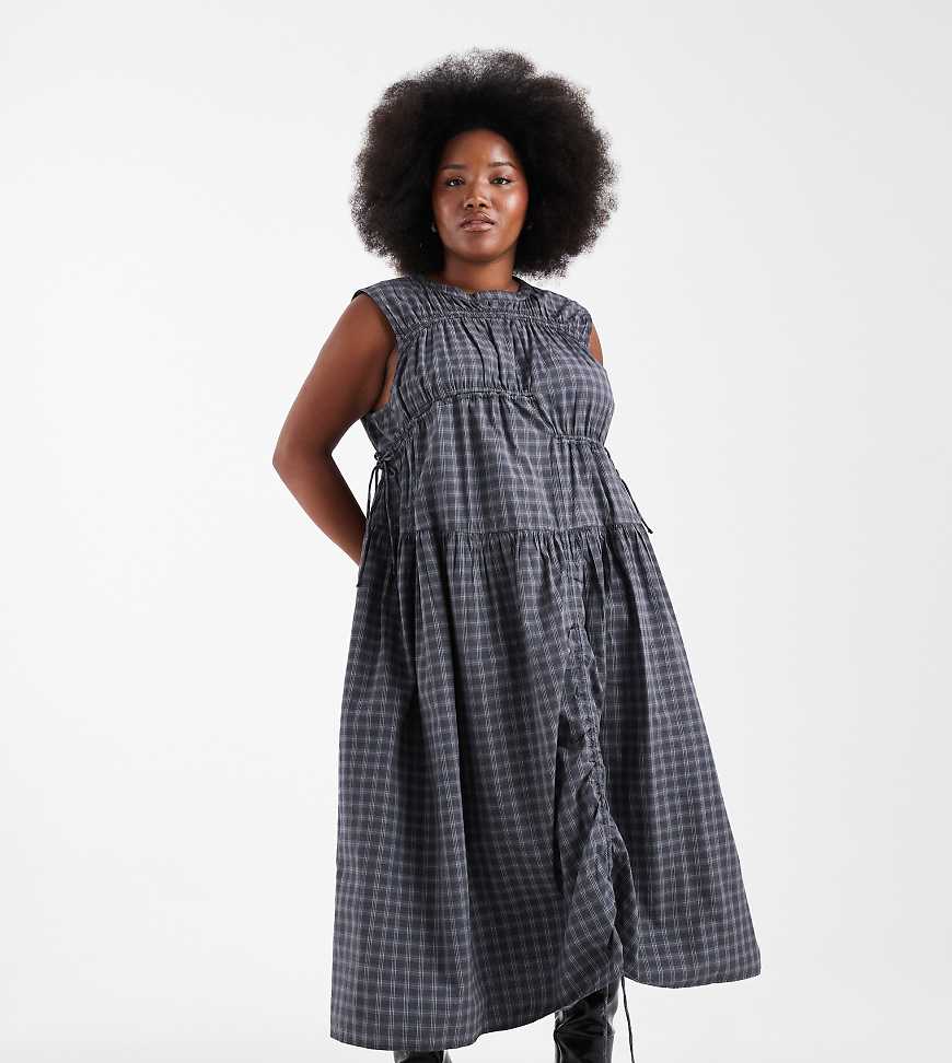 COLLUSION Plus - Maxikleid in kariertem Grau mit mehreren Tunnelzügen von Collusion