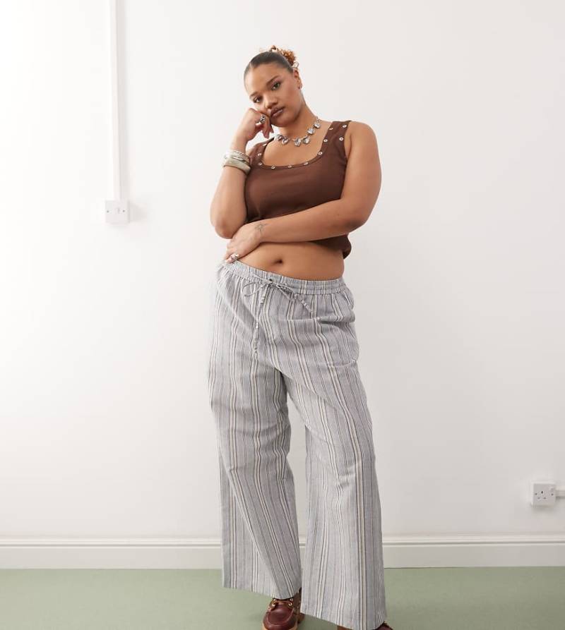 COLLUSION Plus - Mehrfarbige Hose aus Webstoff mit bunten Streifen und Cargotaschen von Collusion