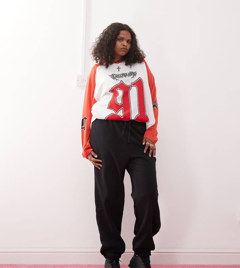 COLLUSION Plus - Oversize-Jogginghose in Schwarz mit Bündchen von Collusion