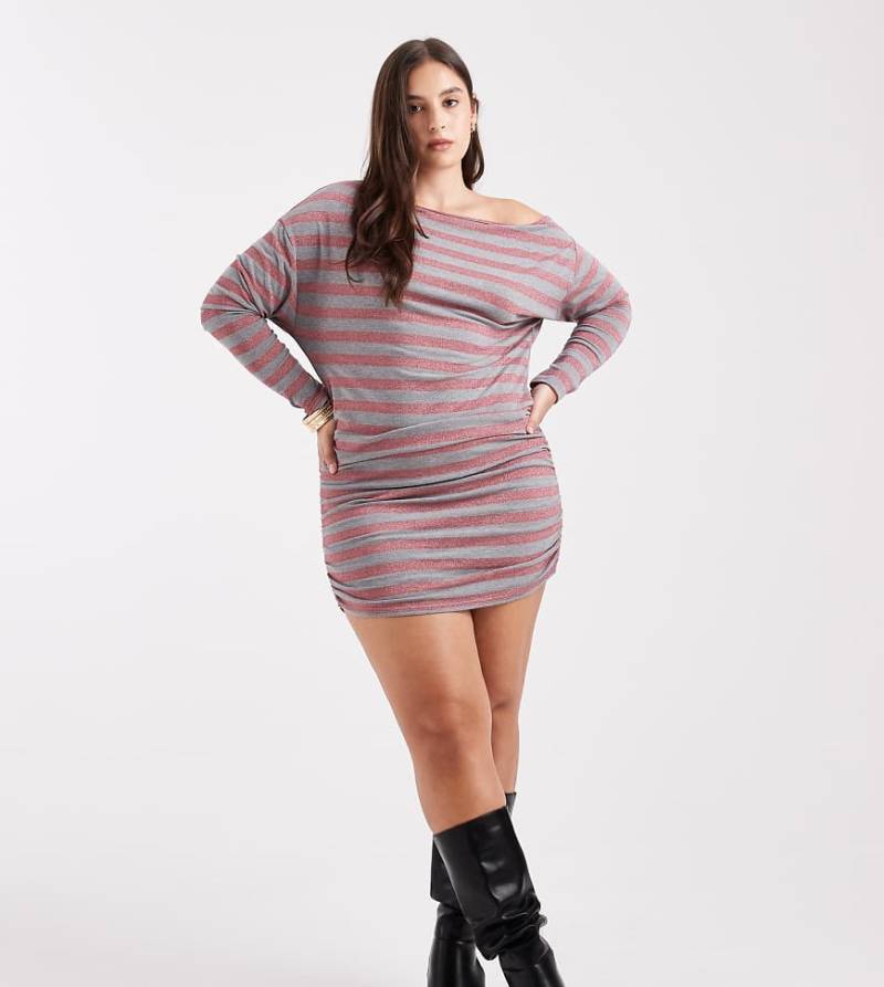 COLLUSION Plus - Schulterfreies, gestreiftes Kleid mit Streifenmuster in glitzerndem Rosa-Bunt von Collusion