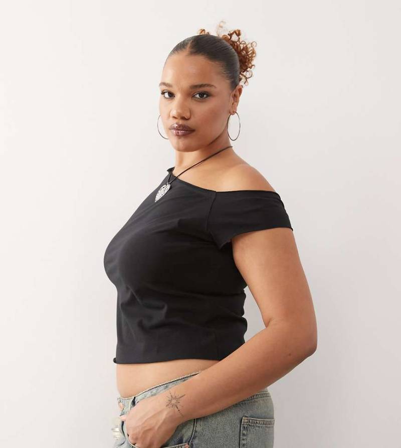 COLLUSION Plus - Schulterfreies, kurzärmliges Oberteil in Schwarz von Collusion