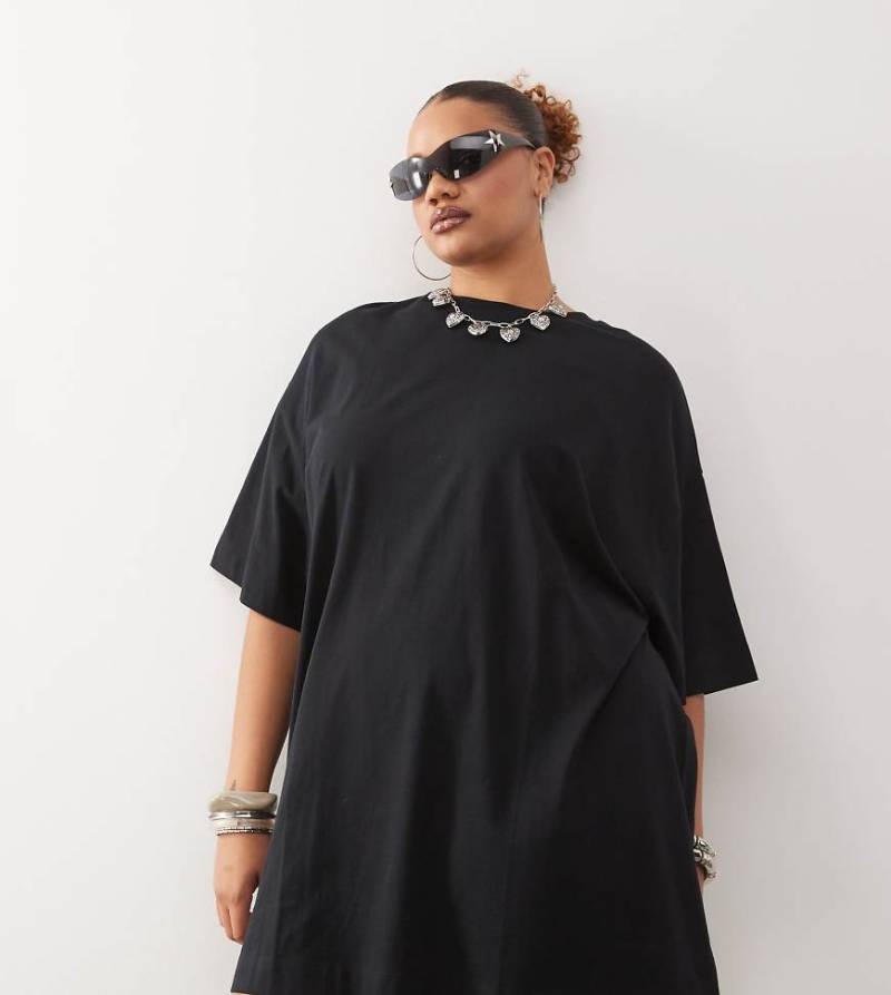 COLLUSION Plus - T-Shirt-Kleid in Schwarz mit Minilänge von Collusion