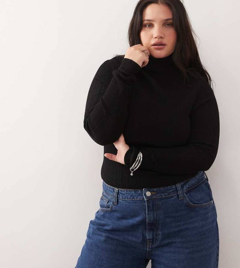 COLLUSION Plus - Weicher Pullover aus Rippstrick in Schwarz mit Rollkragen von Collusion