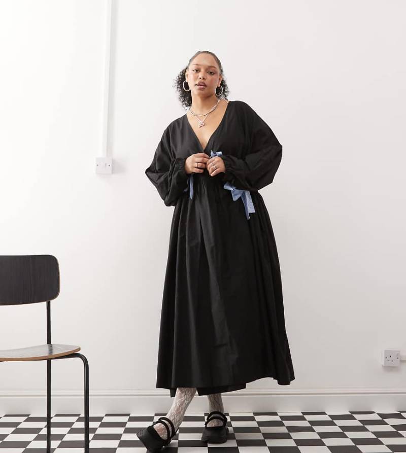 COLLUSION Plus - Wickel-Maxikleid in Schwarz im Hänger-Stil mit Oversize-Passform und kontrastierender Schnürung mit Karomuster von Collusion