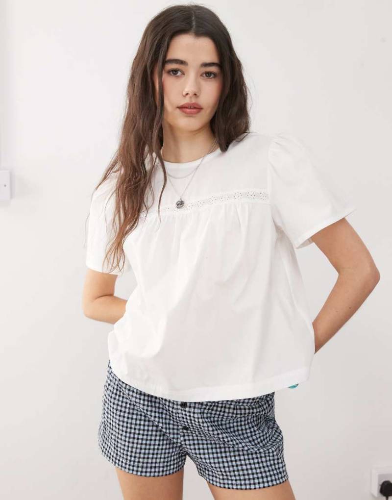 COLLUSION - Popeline-Oberteil in Weiß mit Lochmuster-Einsatz von Collusion