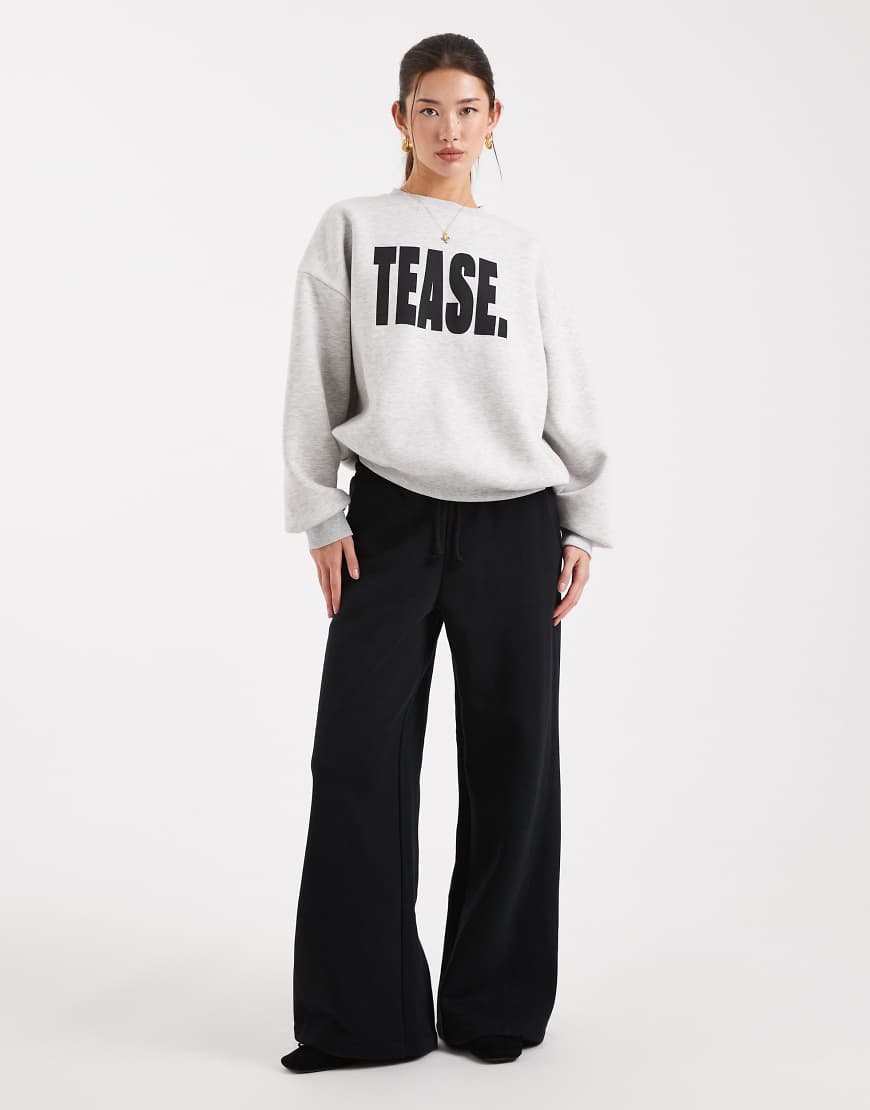 COLLUSION - Relaxed-Fit-Sweatshirt in Grau mit „Tease"-Print von Collusion