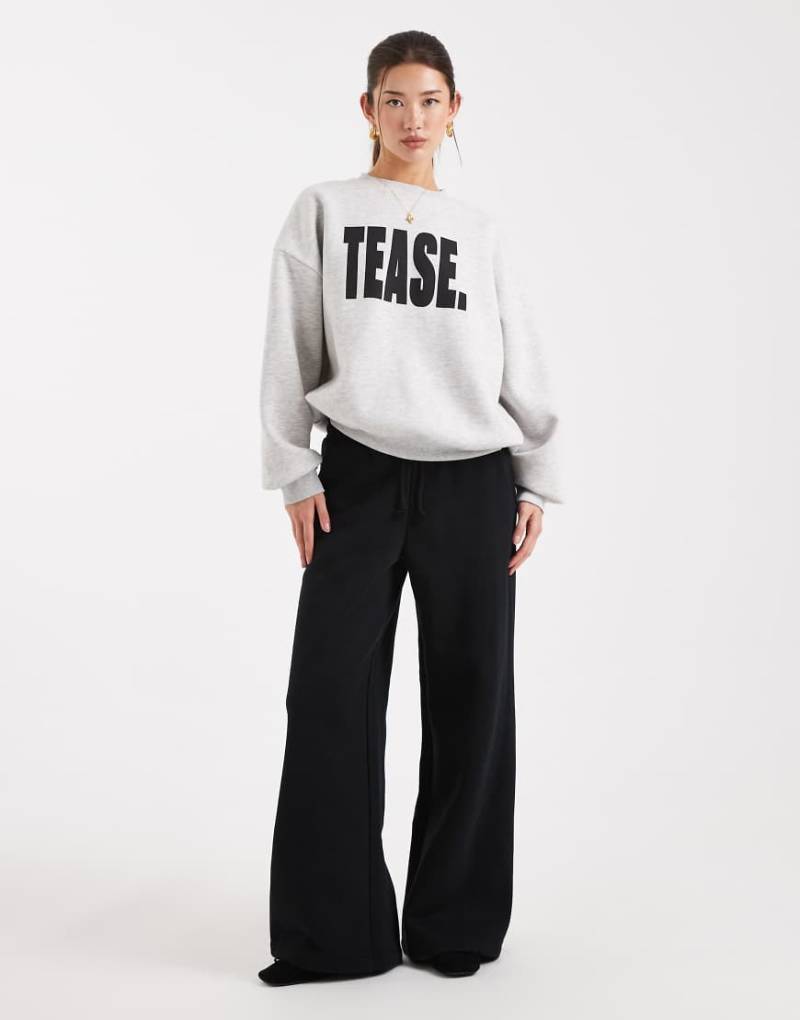 COLLUSION - Relaxed-Fit-Sweatshirt in Grau mit „Tease"-Print von Collusion