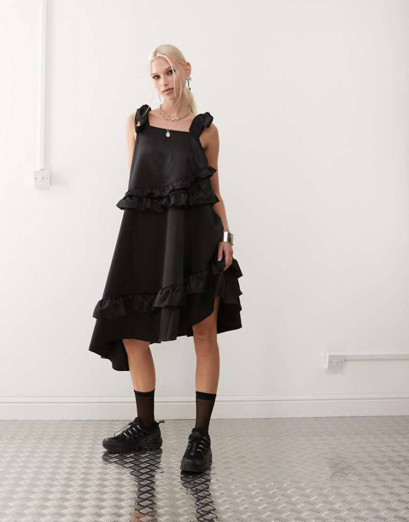 COLLUSION - Satin-Hängerkleid in Schwarz mit Rüschen von Collusion