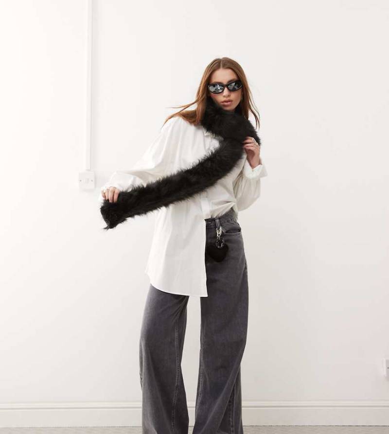 COLLUSION - Schal aus mittelschwerem Kunstpelz in Schwarz von Collusion