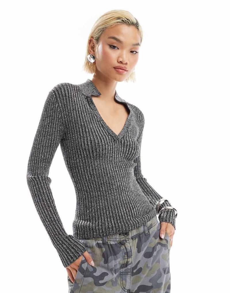COLLUSION - Schimmernder Strickpullover in Schwarz mit V-Ausschnitt von Collusion