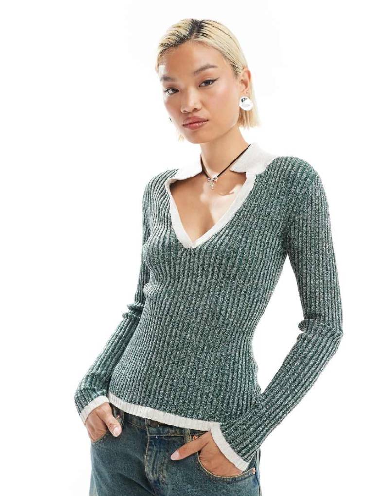 COLLUSION - Schimmernder Strickpullover in Tannengrün mit V-Ausschnitt von Collusion