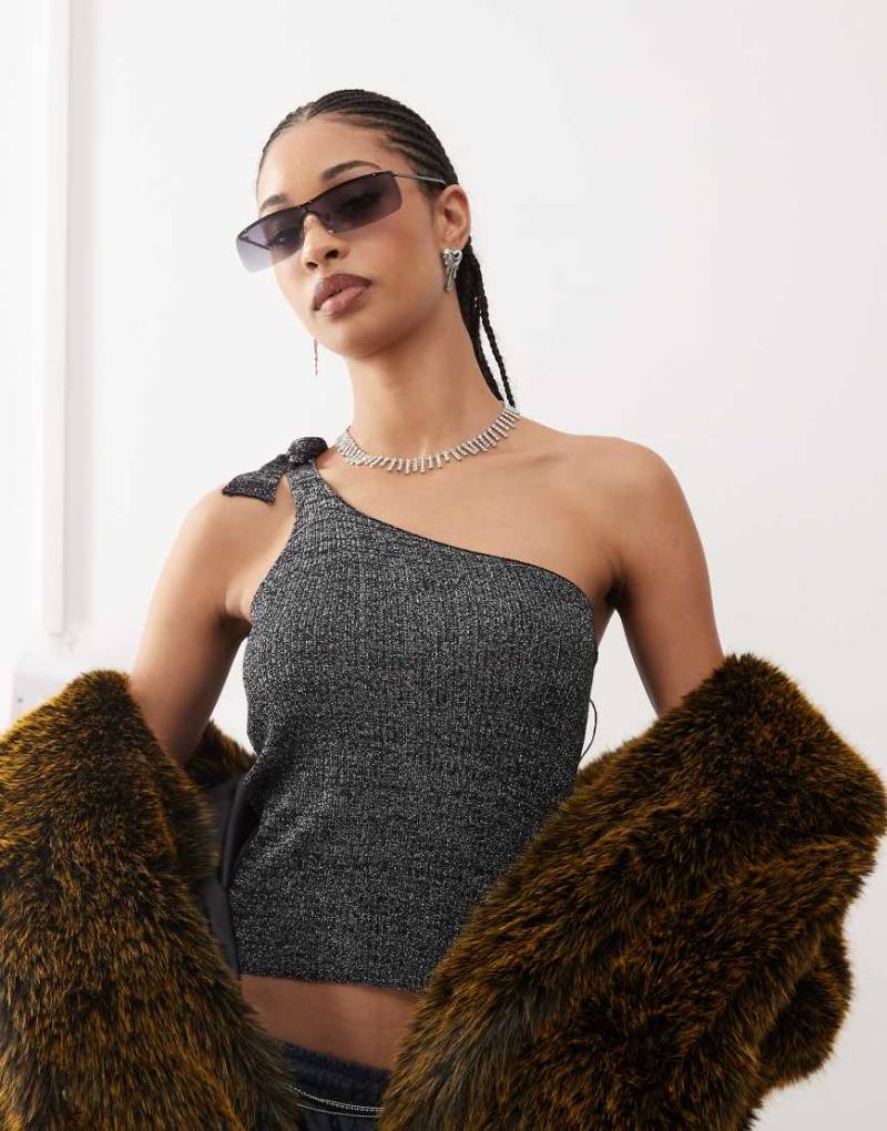 COLLUSION - Schimmerndes Strick-Oberteil mit One-Shoulder-Träger in Schwarz von Collusion