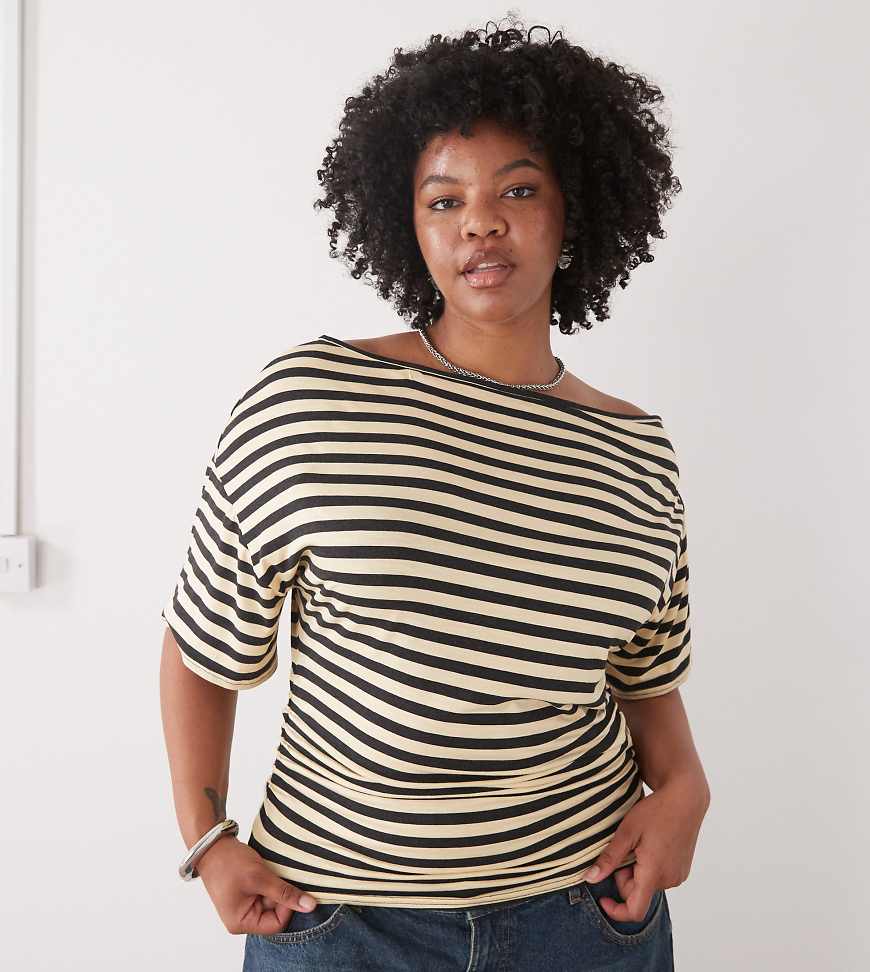 COLLUSION Plus - Schulterfreies, drapiertes Oberteil mit schmalen gelben Streifen-Bunt von Collusion