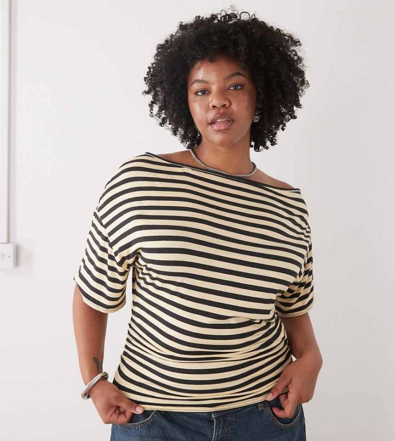 COLLUSION Plus - Schulterfreies, drapiertes Oberteil mit schmalen gelben Streifen-Bunt von Collusion