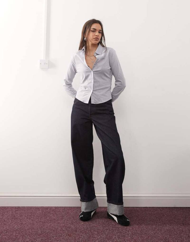 COLLUSION - Figurbetonte Hemdbluse in gestreiftem Hellblau von Collusion