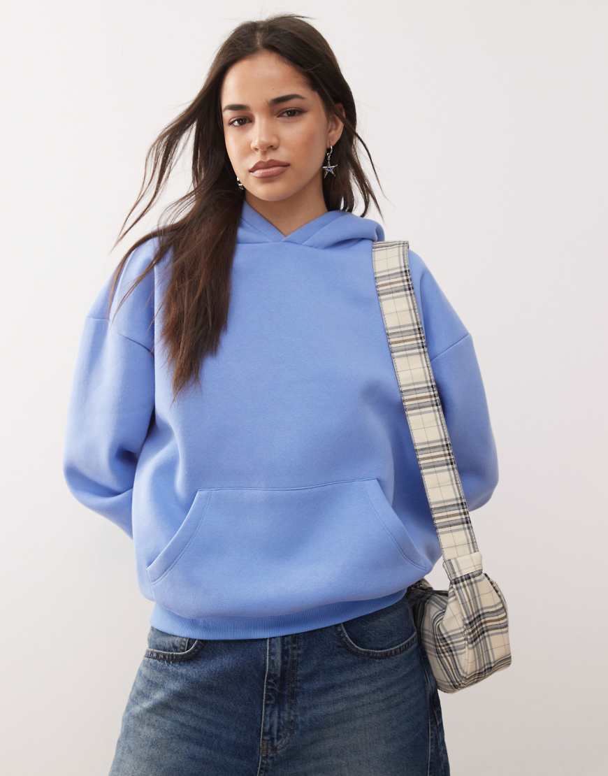 COLLUSION - Schwerer Kapuzenpullover in Blau mit kastigem Schnitt COLLUSION - Schwerer Kapuzenpullover in Blau mit kastigem Schnitt von Collusion