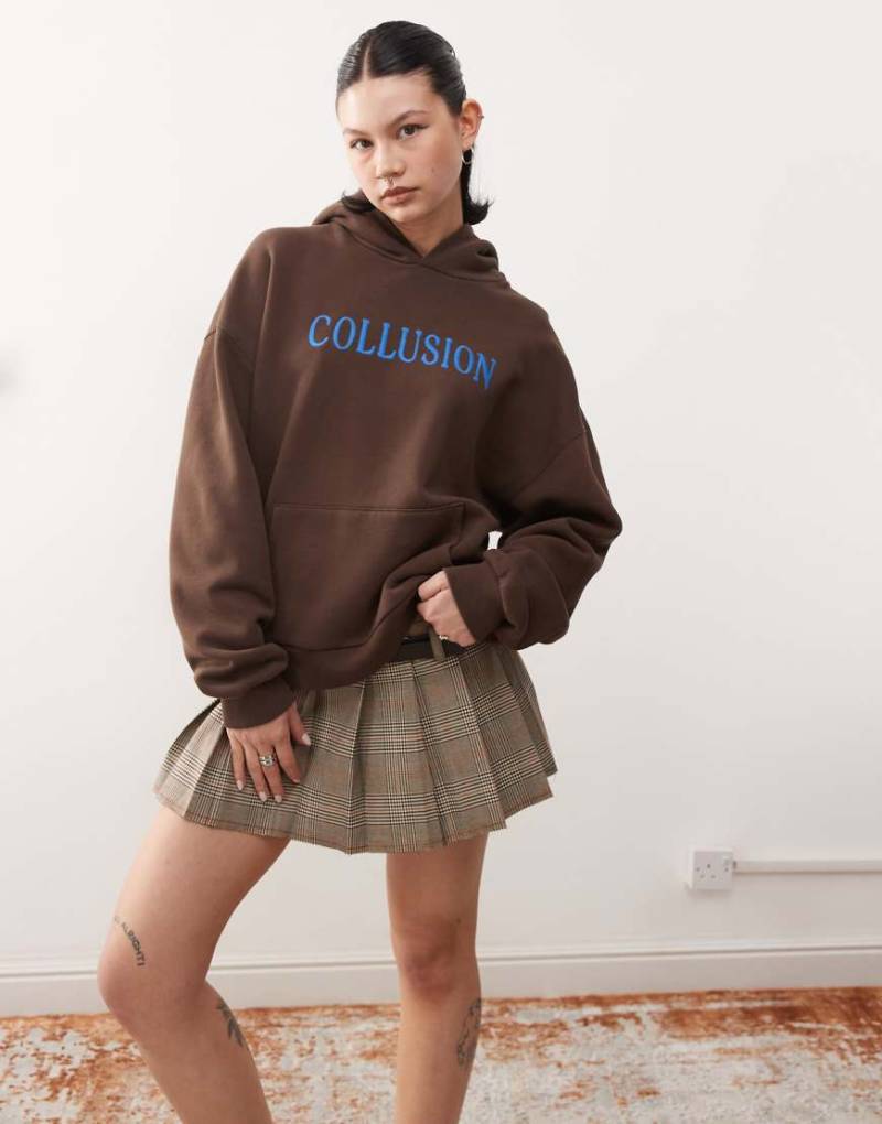 COLLUSION - Schwerer Kapuzenpullover in Braun mit Logostickerei-Blau von Collusion