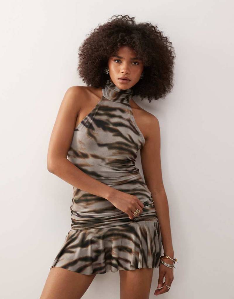 COLLUSION - Sehr kurzes, schwingendes Neckholder-Kleid mit Tigerprint-Bunt von Collusion