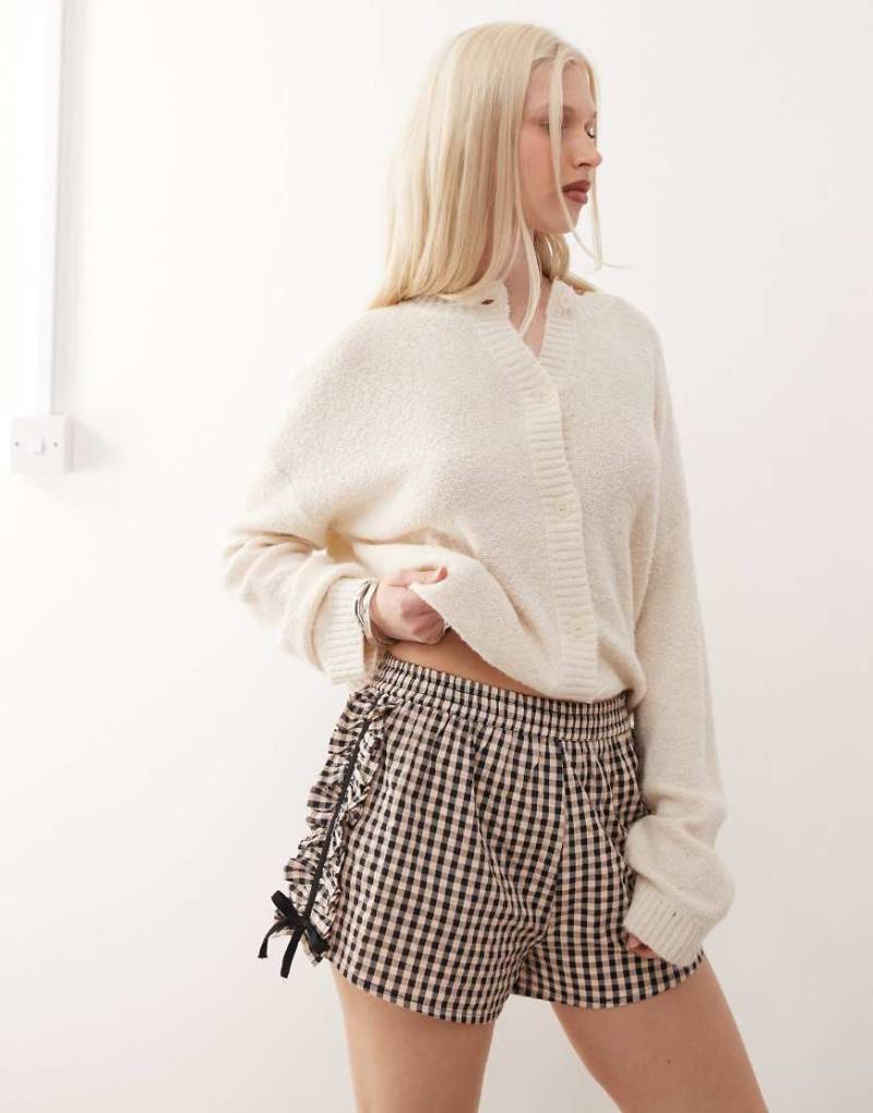 COLLUSION - Shorts mit seitlichen Rüschen und Vichy-Karo-Schwarz von Collusion