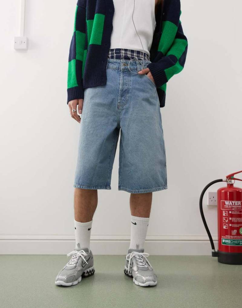 COLLUSION - Skater-Jorts aus Denim mit Waschung in Mittelblau von Collusion