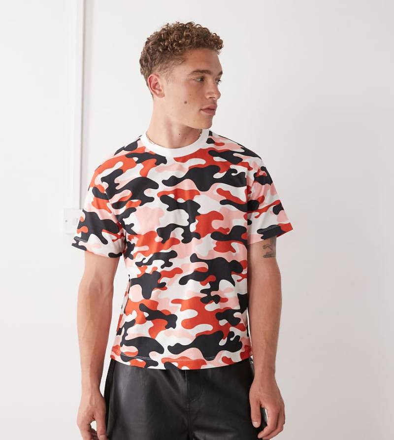 COLLUSION - Slim-Fit-T-Shirt in Rot mit Military-Muster von Collusion