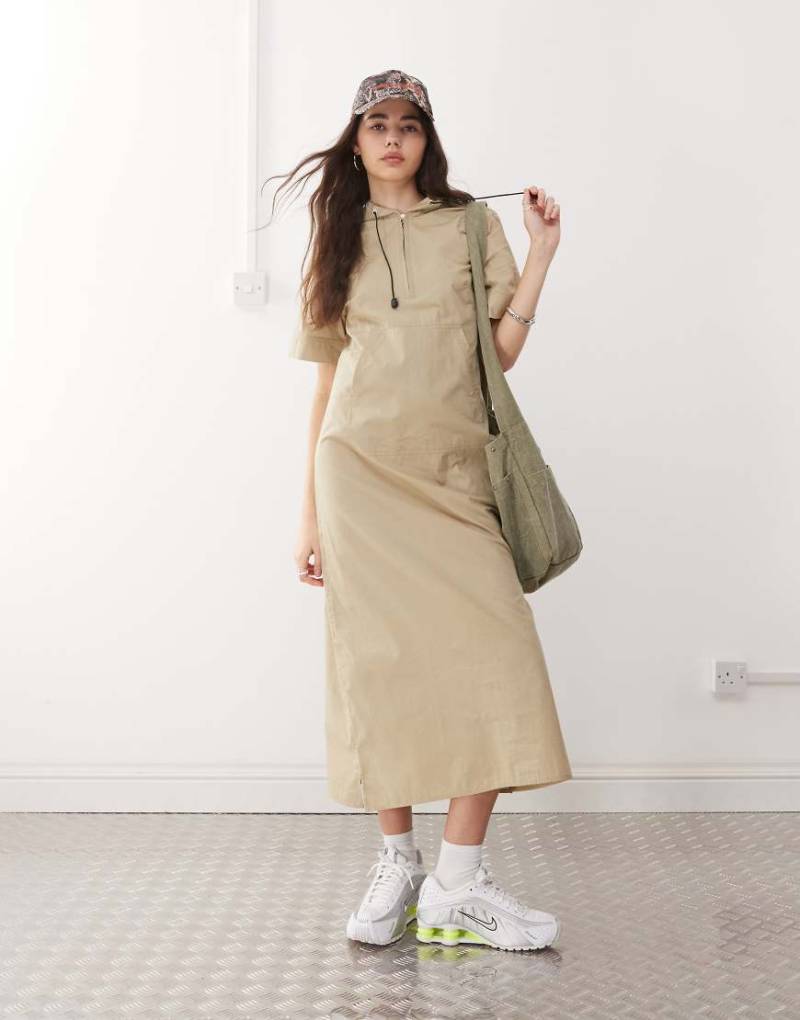 COLLUSION - Sportliches A-Linien-Maxikleid in Steinbeige mit Kapuze-Braun von Collusion