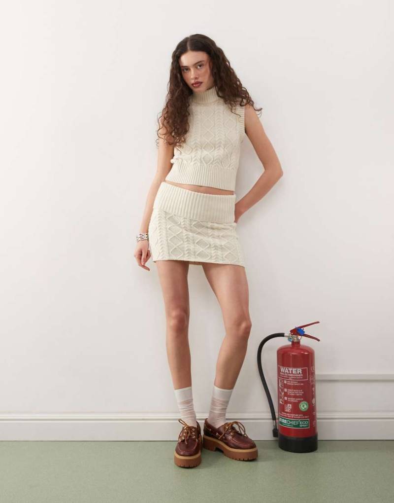 COLLUSION - Strick-Minirock in Ecru mit Zopfmuster, Kombiteil-Weiß von Collusion
