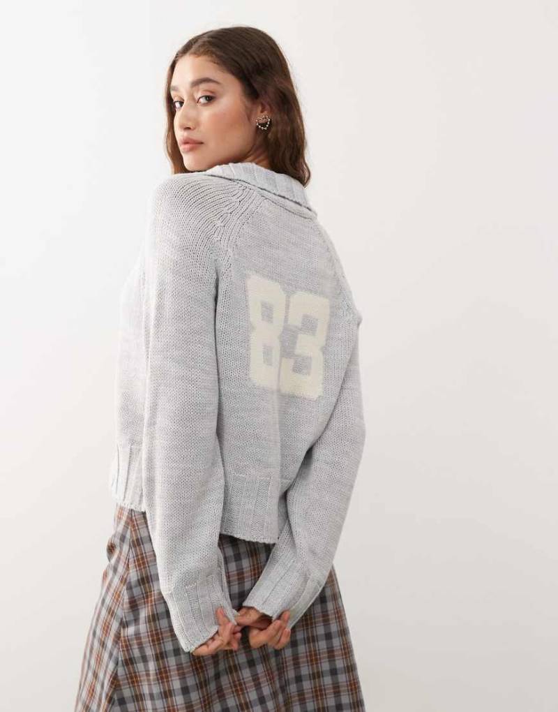 COLLUSION - Strickjacke in Grau mit Raglanärmeln, College-Zahlenprint und durchgehendem Reißverschluss von Collusion