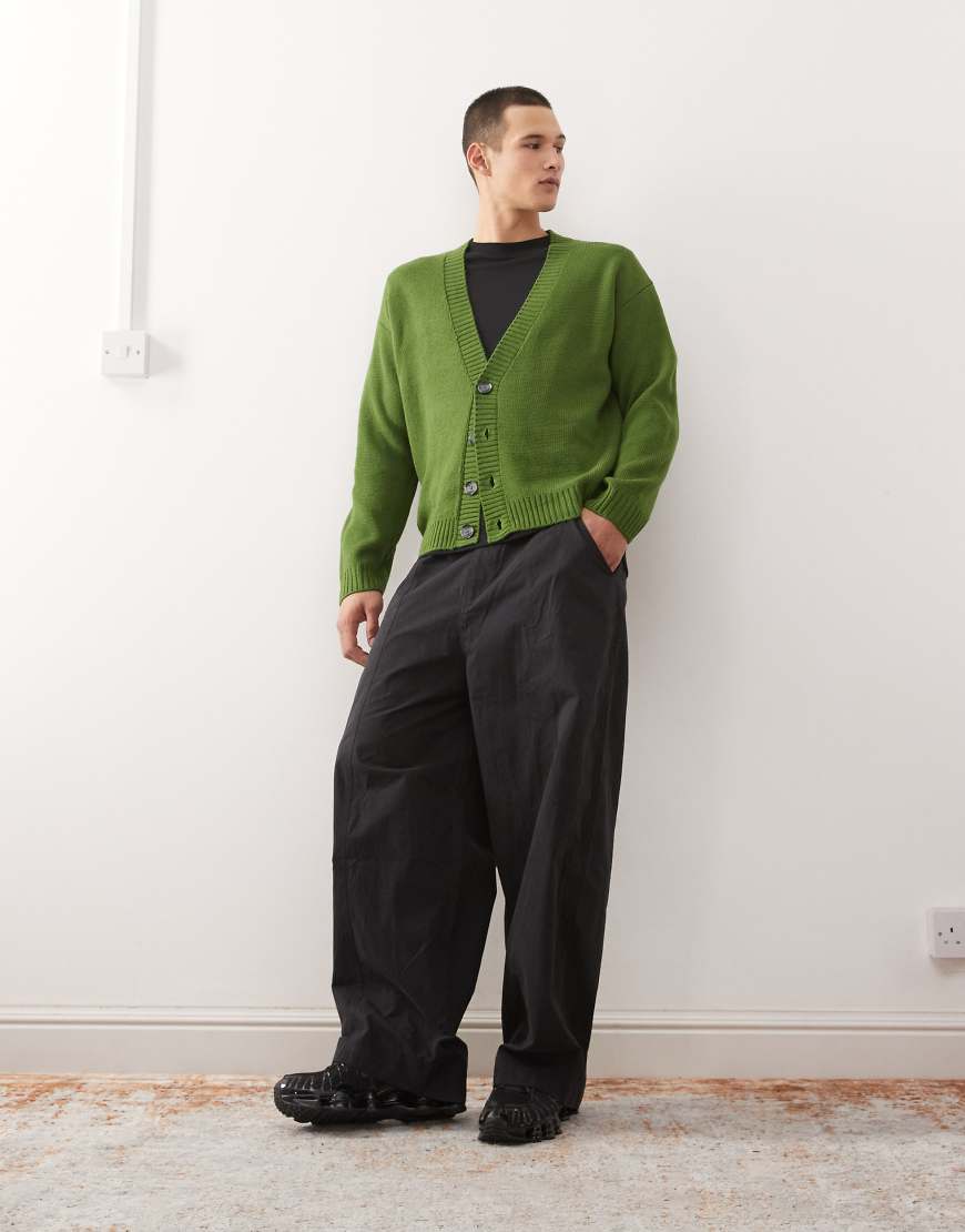 COLLUSION - Strickjacke in Khaki mit V-Ausschnitt-Grün von Collusion