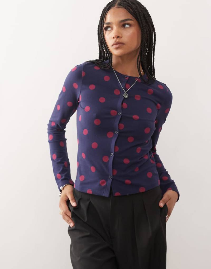 COLLUSION - Strickjacke in Pflaume mit rosa Polka Dots-Bunt von Collusion