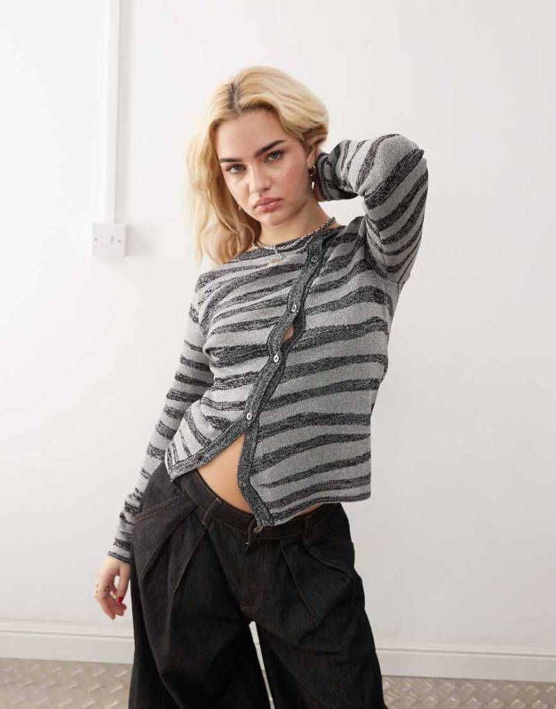 COLLUSION - Strickjacke in Schwarz mit Zebramuster-Rot von Collusion