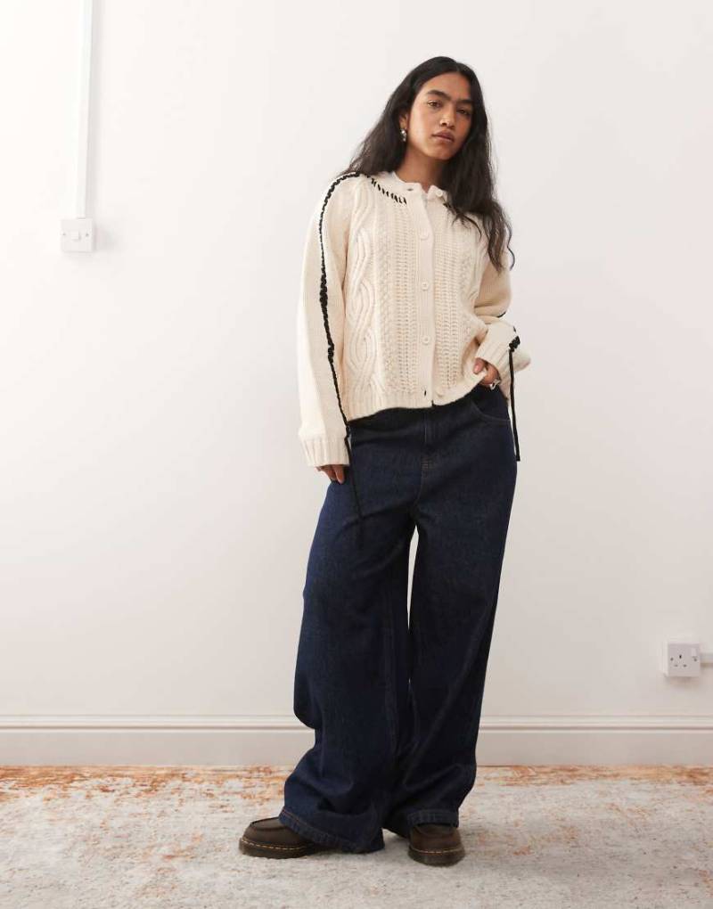 COLLUSION - Strickjacke in Cremeweiß mit dicker Kontrastnaht und Zopfmuster-Bunt von Collusion