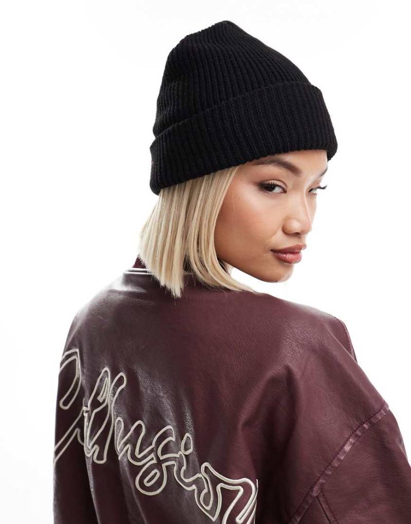 COLLUSION - Strickmütze in Schwarz von Collusion