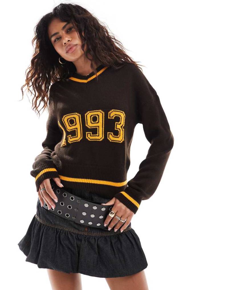 COLLUSION - Strickpullover in Braun mit V-Ausschnitt und „1993"-Schriftzug-Neutral von Collusion