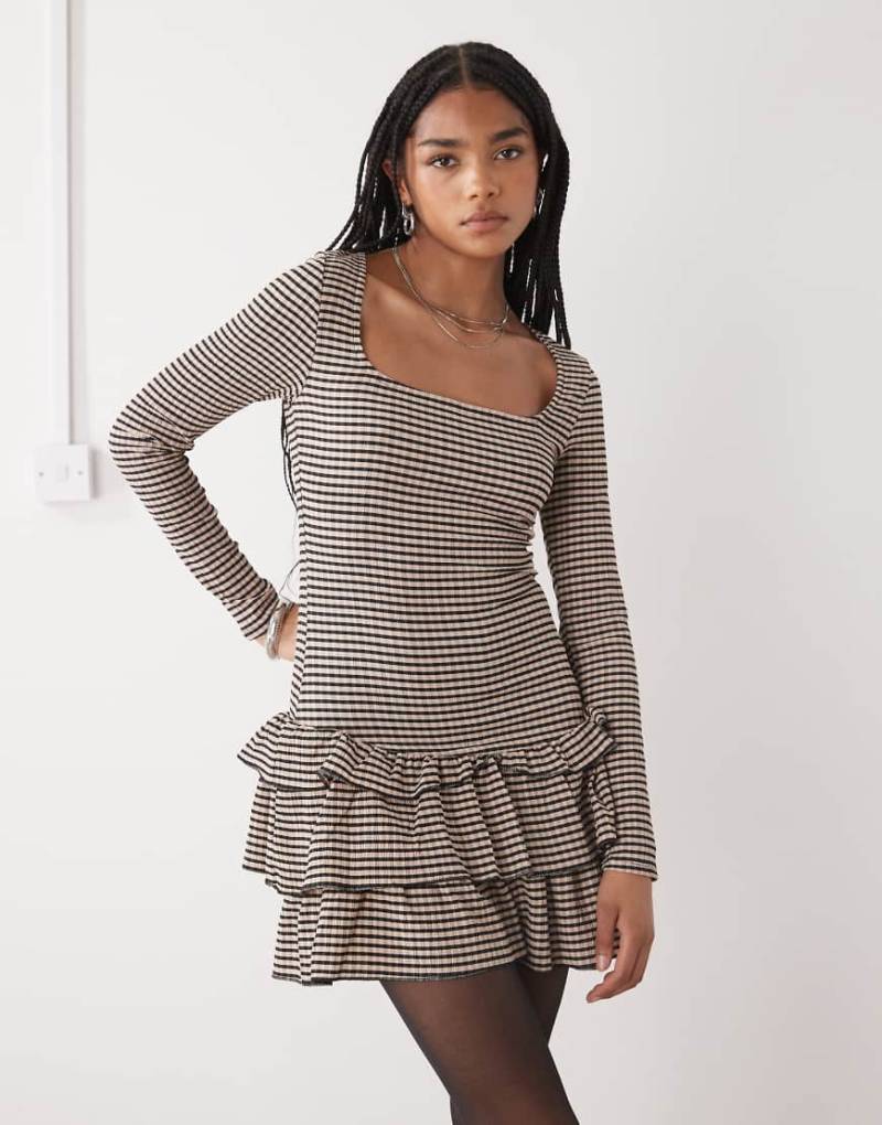 COLLUSION - Strukturiertes, langärmliges Kleid in Braun mit eckigem Ausschnitt und Vichy-Karo-Bunt von Collusion